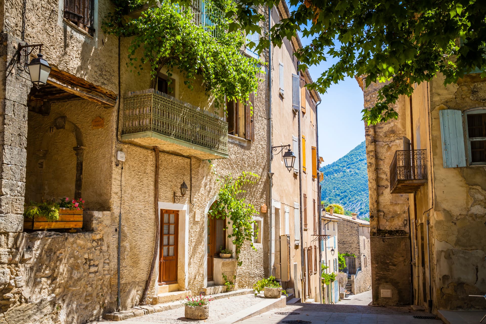 Ruelle d'un village provençal en pierre au printemps