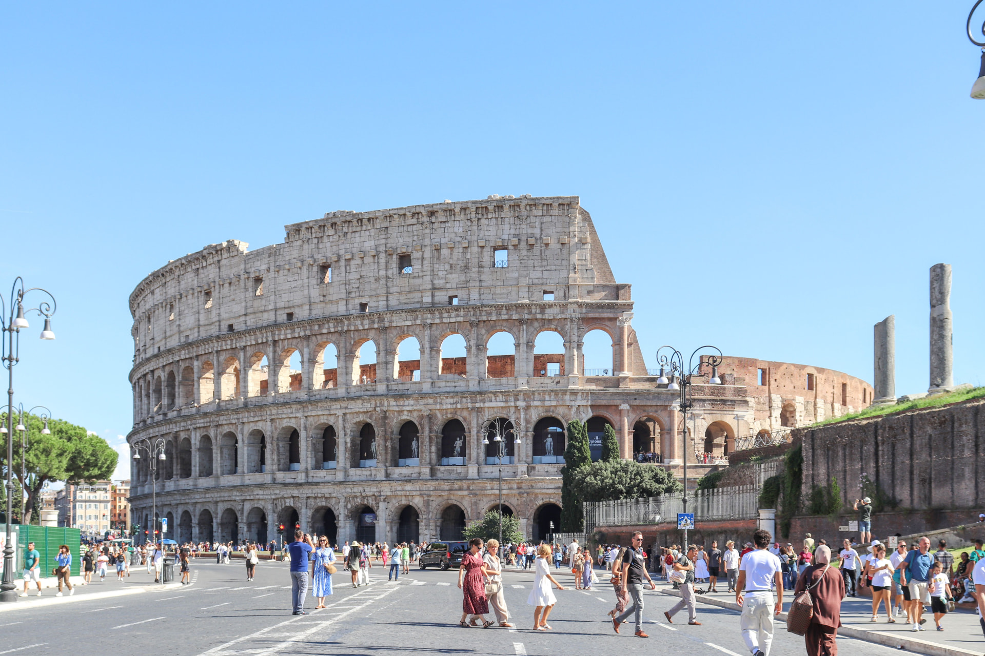 Le Colisée de Rome sous un ciel bleu