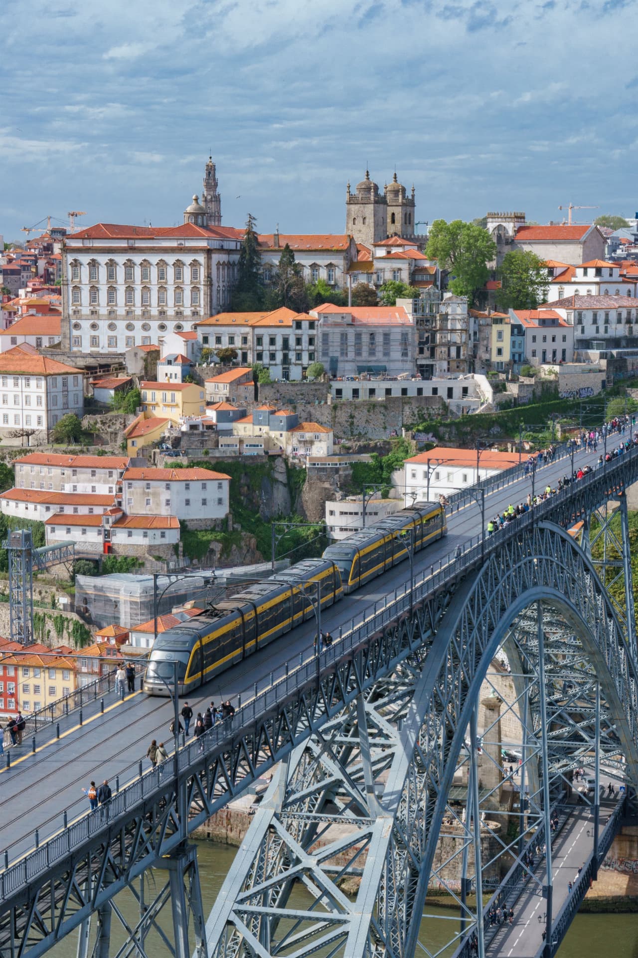 Pont Dom-Luís I et tramway au-dessus du centre historique de Porto