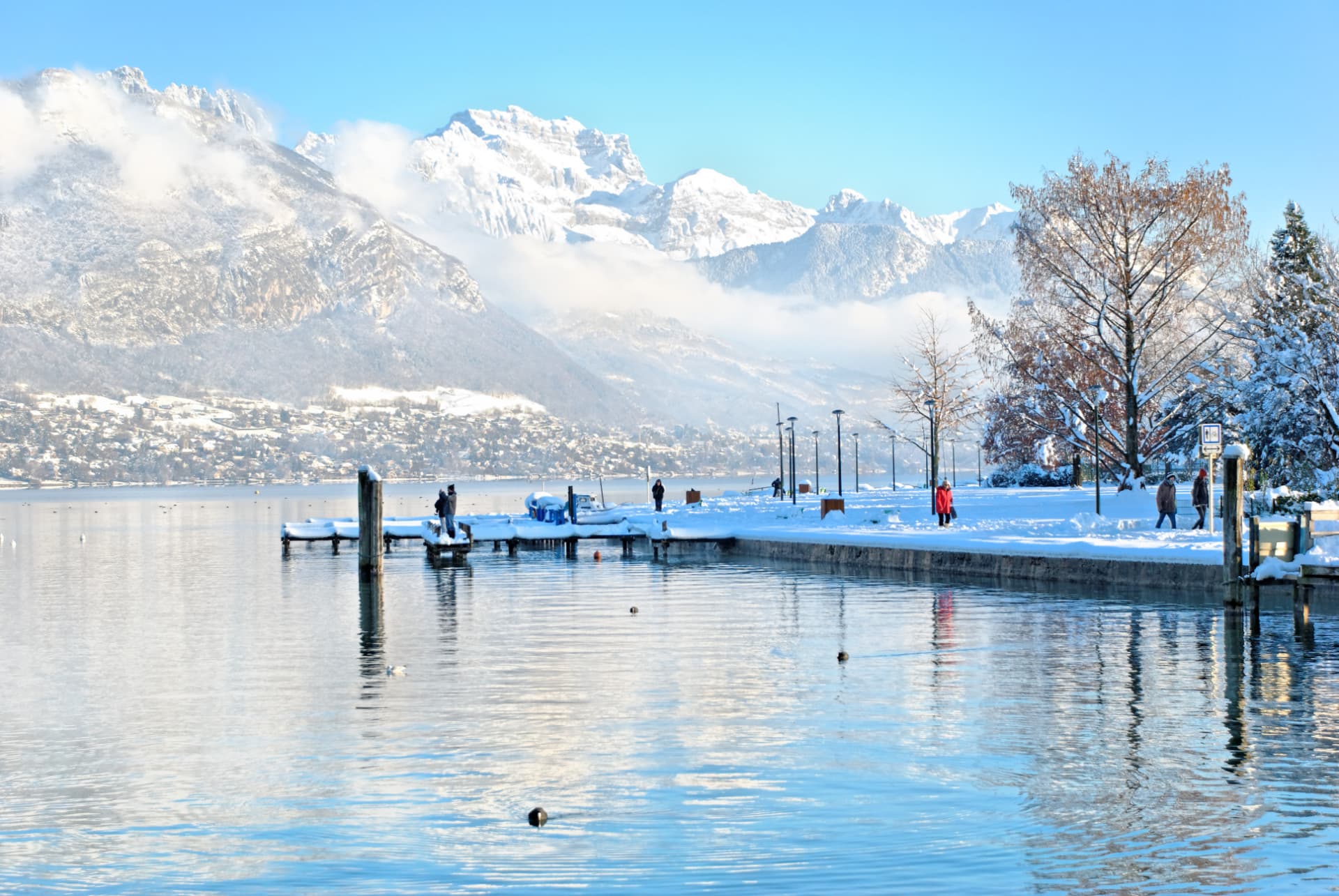 Lac d'Annecy sous la neige avec les montagnes en arrière-plan