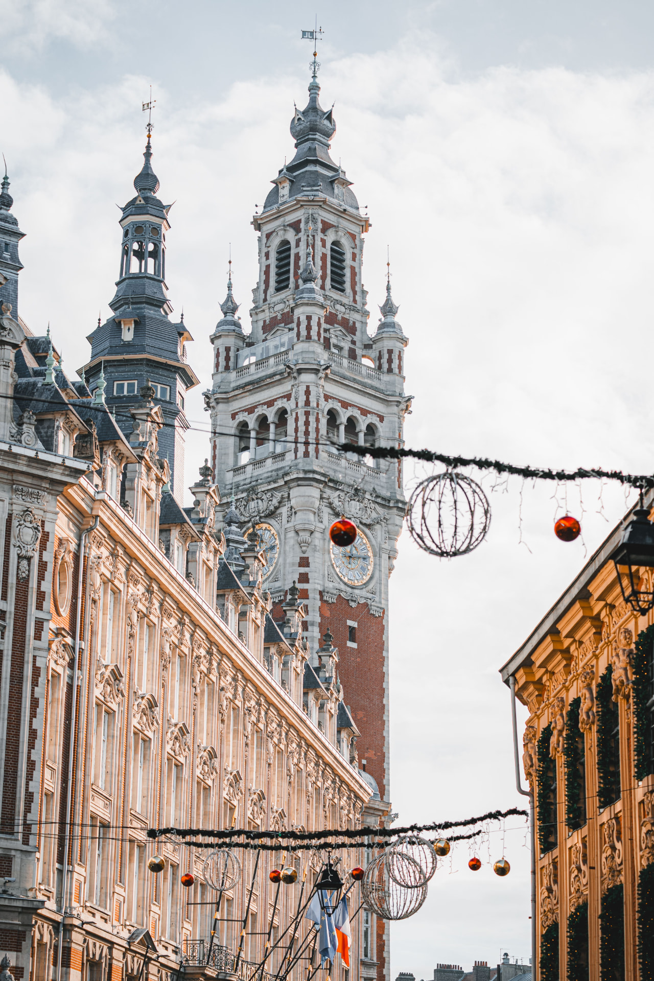 Beffroi de la Chambre de commerce de Lille et façades de la Grand-Place