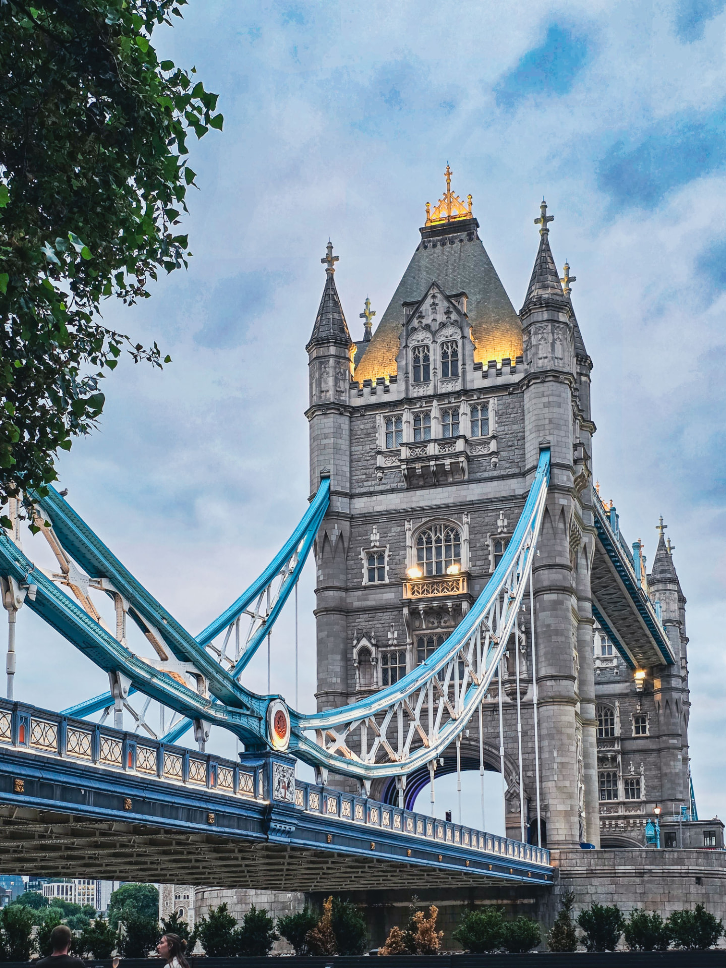 Tower Bridge à Londres sous un ciel nuageux