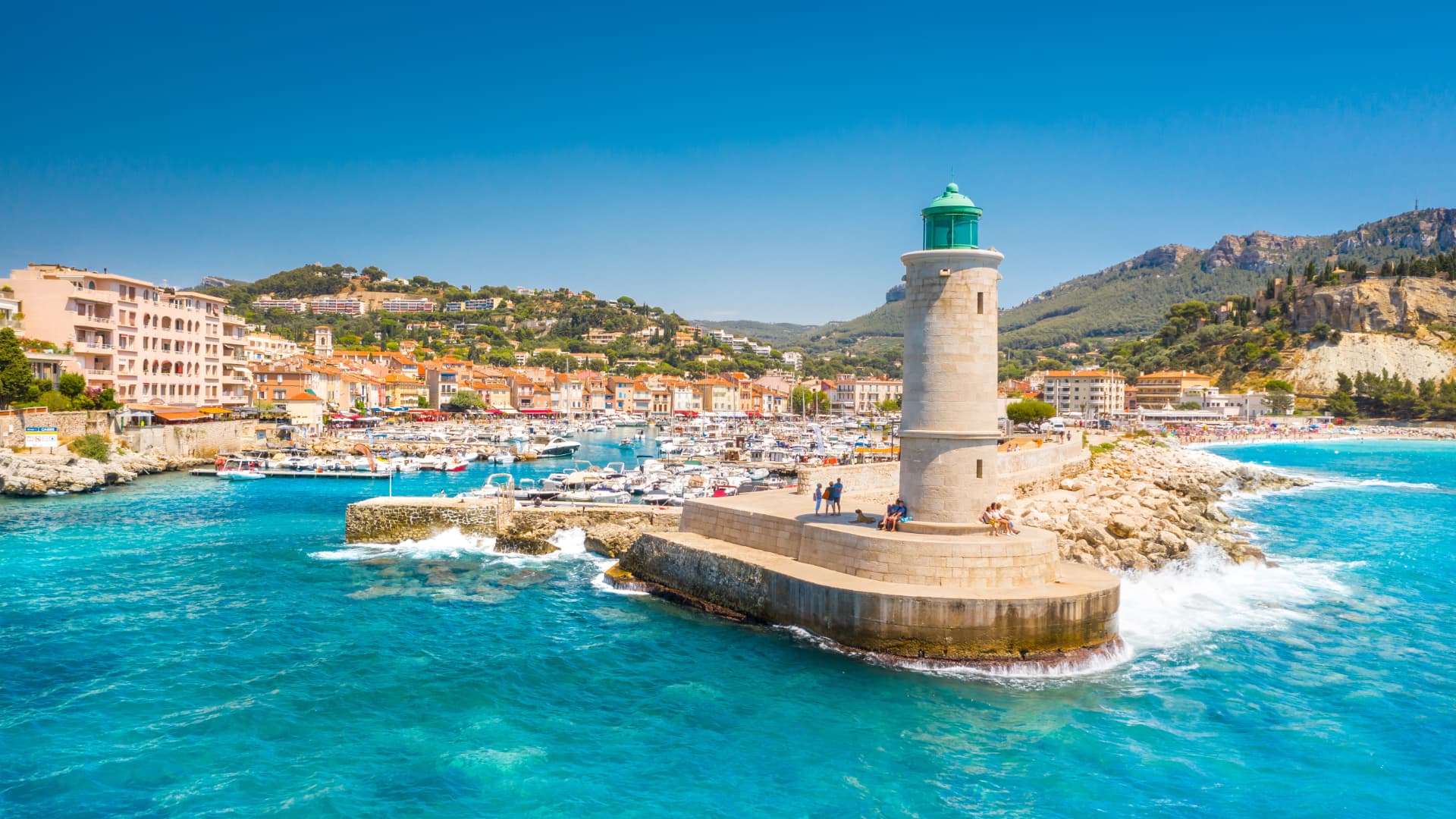 Phare et port de Cassis sous un ciel d'été