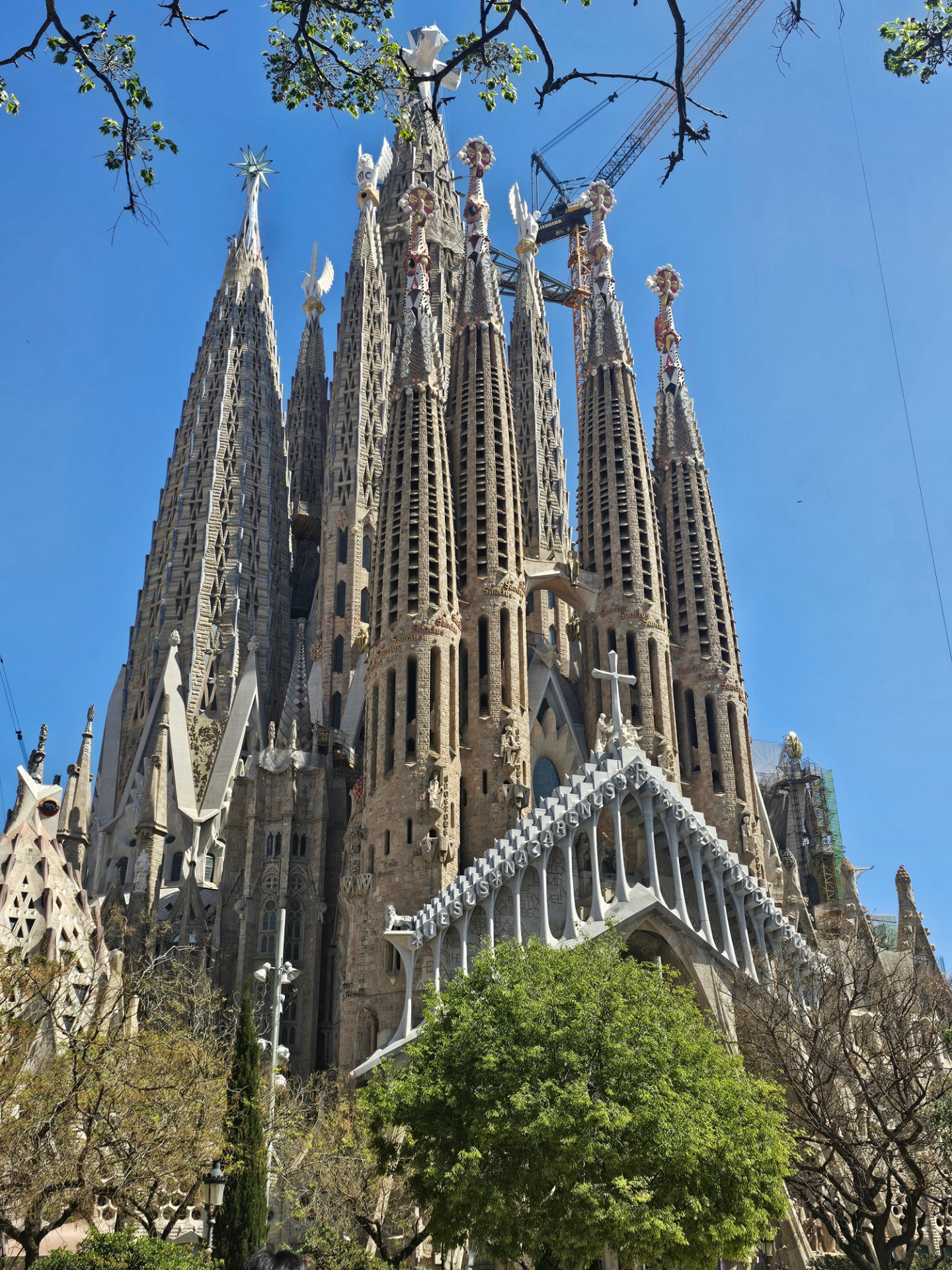 La Sagrada Família de Barcelone sous un ciel bleu