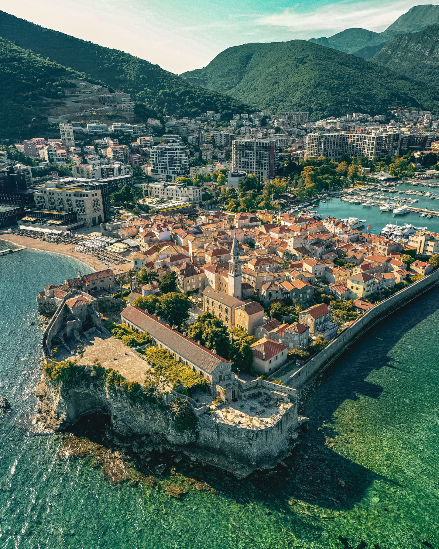 Vue aérienne de la vieille ville de Kotor et de sa baie