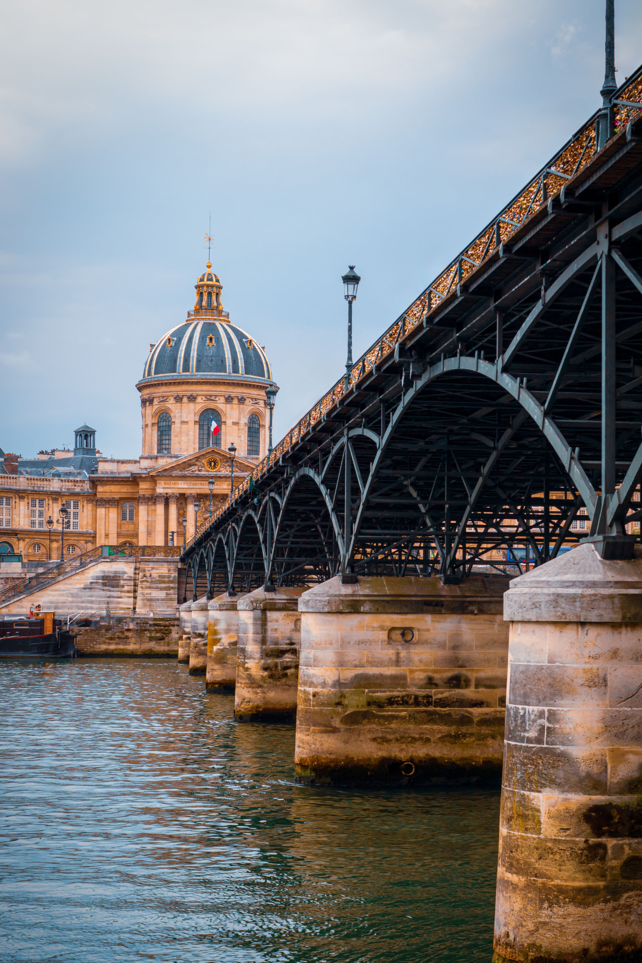 Pont et dôme au bord de la Garonne à Toulouse