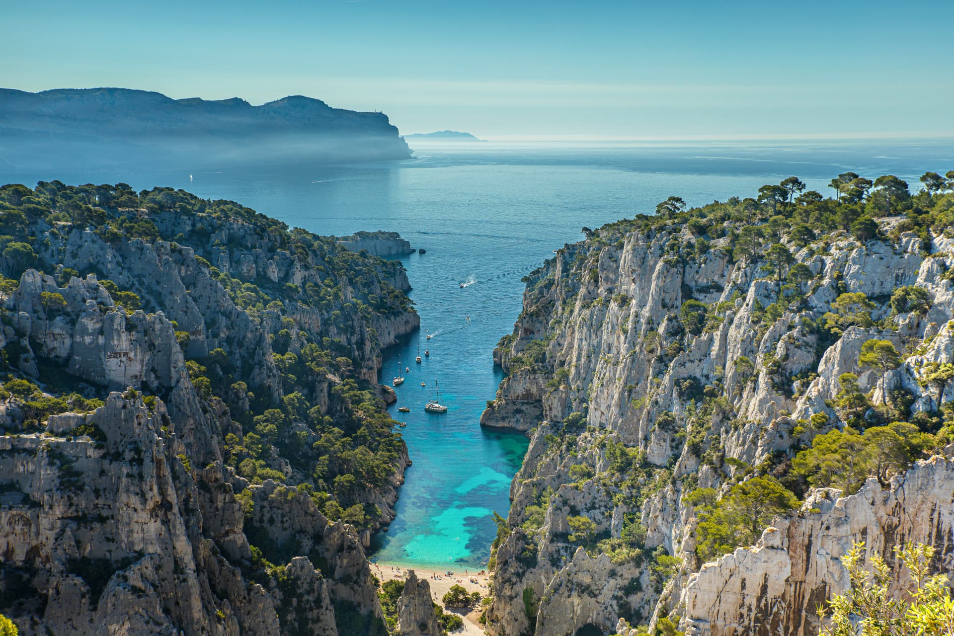 Calanques de Cassis, mer turquoise et falaises blanches